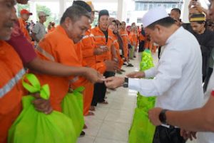 Gubernur Provinsi Jambi Berikan Bantuan Sembako Bagi Petugas Kebersihan Kota Jambi