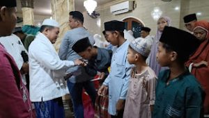 Gubernur Jambi, Berikan Sembako dan Santuni Anak Yatim di Masjid Baitul Mukhlisin Paal Merah