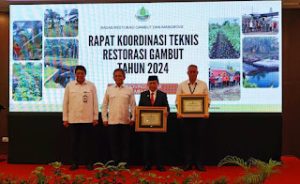 Gubernur Jambi Terima Penghargaan BRGM Berhasil Bawa jadi Jambi Referensi Restorasi Gambut Nasional