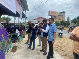 Kadis Kominfo Provinsi Jambi Bersama Ketua DPRD Provinsi Jambi Pantau Perhitungan Suara di TPS 3 Muara Bulian